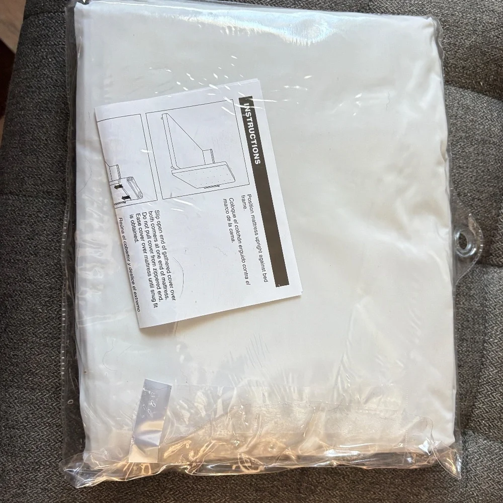 Mattress protector; zippered, vinyl, King size, New in pkg.  NWT